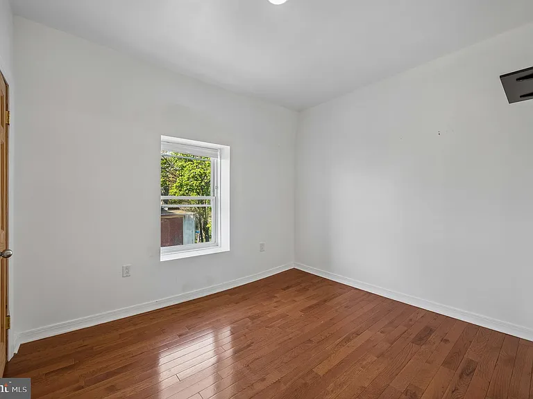 229 W Hansberry St — Photo 31