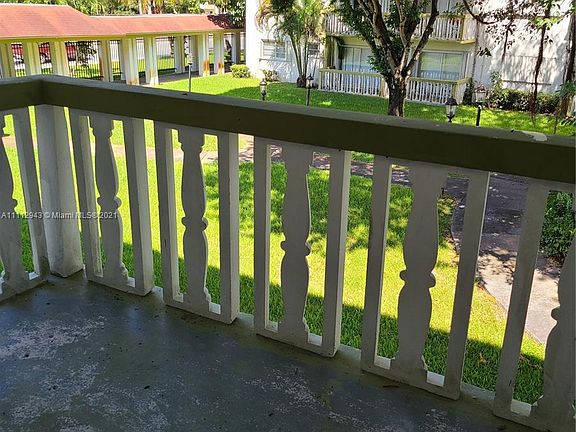 4th image of 15201 NE 6th Ave APT C205