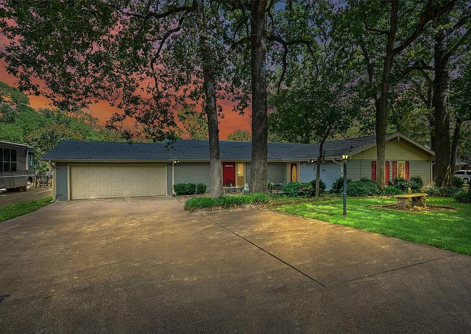 1st image of 190 Lake Dr
