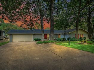 190 Lake Dr, Enchanted Oaks, TX 75156
