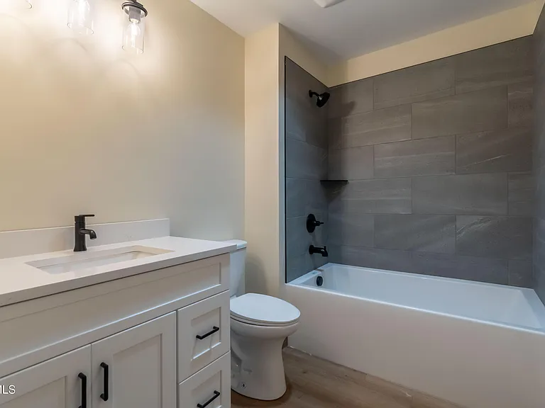 453 E Main St #500 — Photo 8