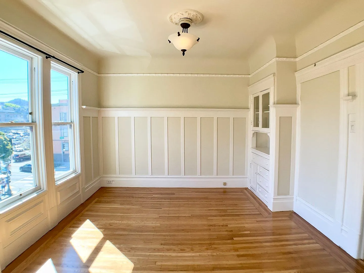 Top Floor Full Floor Flat! Dual-Pane Windows, Dishwasher, Laundry On-Site! — Photo 3