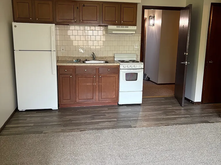 1102 Brookside Dr — Photo 2
