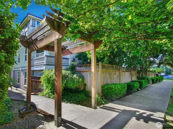 10549 Stone Ave Avenue N #103, Seattle, WA 98133