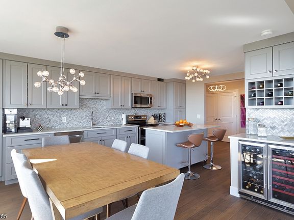 5th image of 1 Claridge Dr APT 828