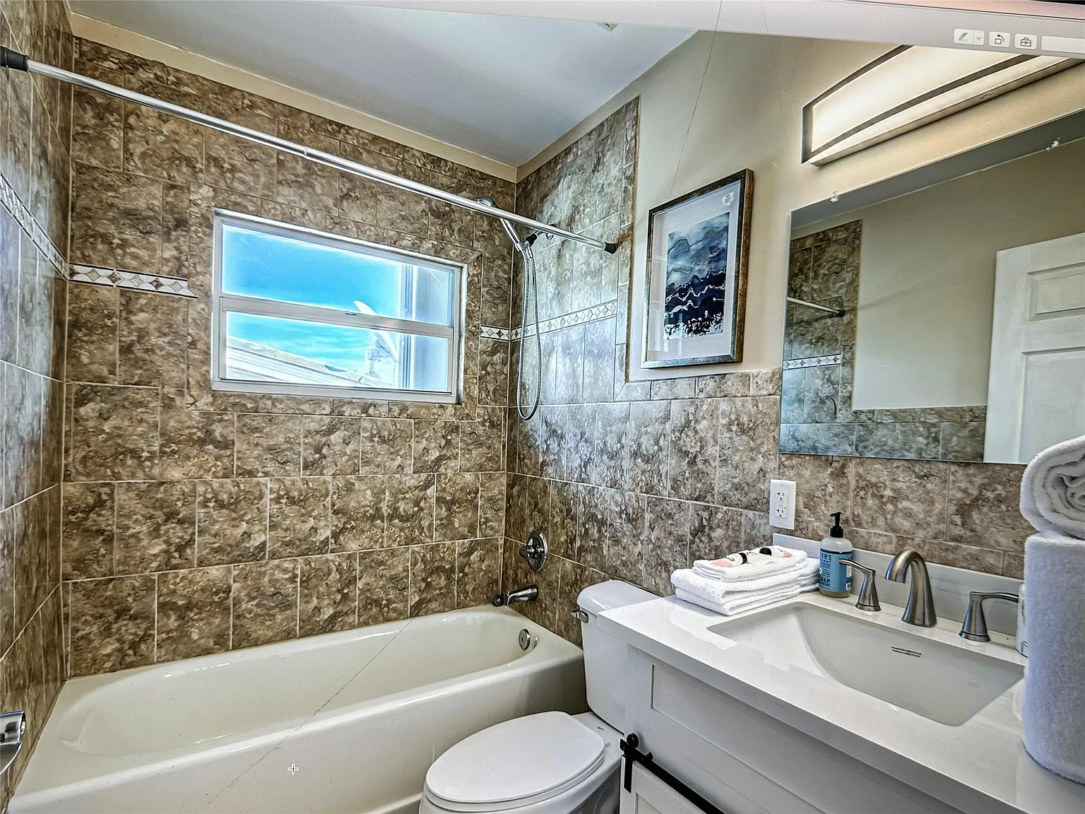 4 bed, 2.0 bath, 2070 sqft, $5,000 — Photo 4