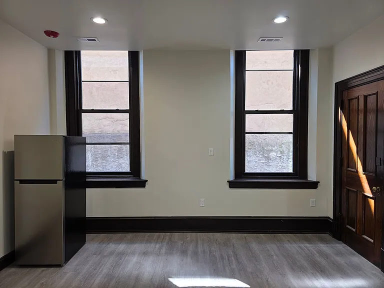 1135 Spring Garden St — Photo 2