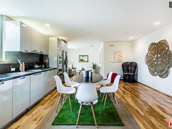 3rd image of 530 N Larchmont Blvd APT 3