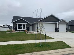 3825 Leighton Dr, Bismarck, ND 58504