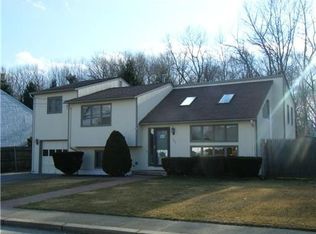 129 Pheasant Dr, Cranston, RI 02920