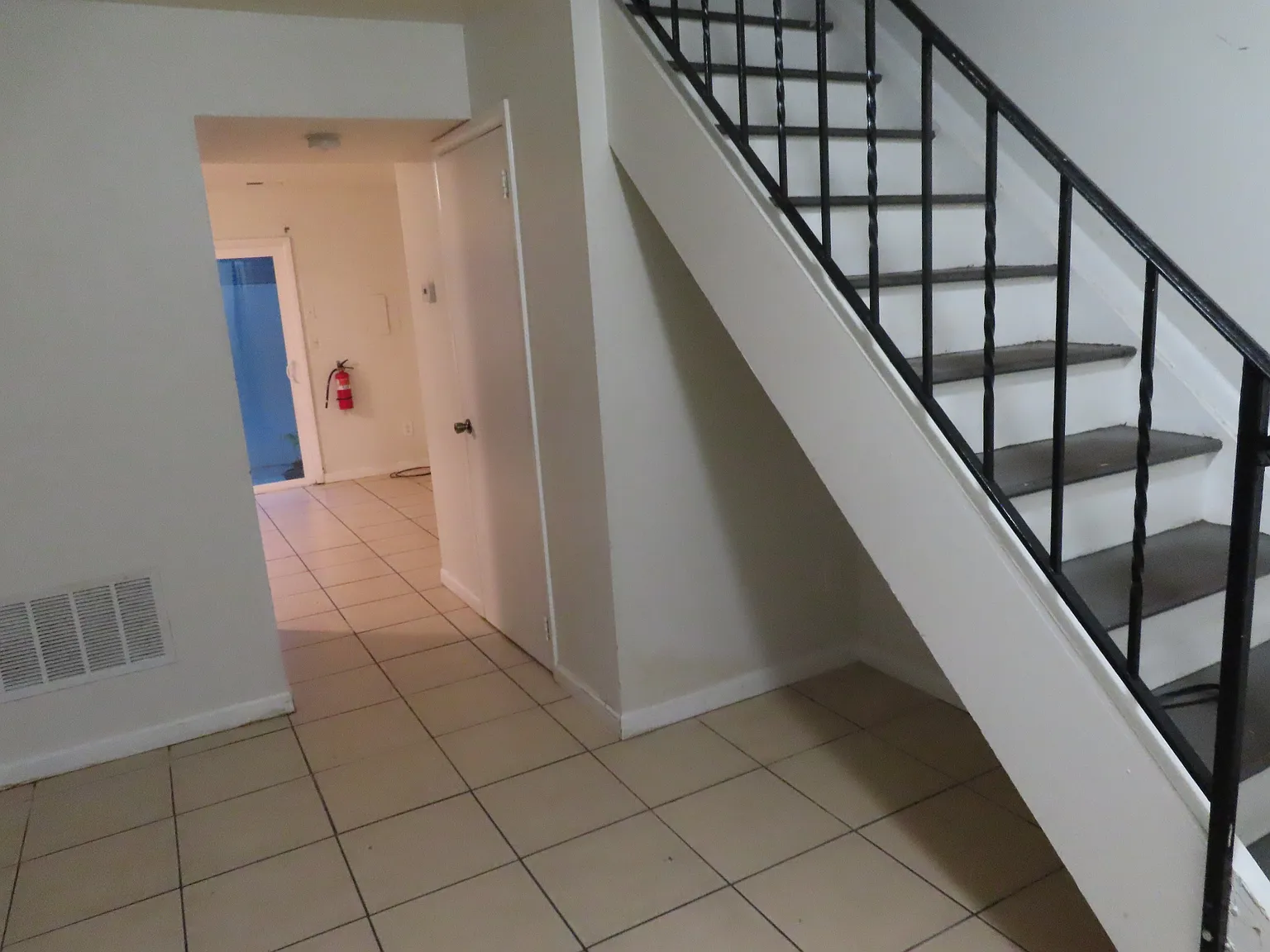 2 bed, 1040 sqft, $2,300 — Photo 3