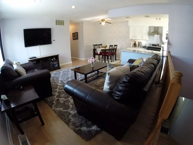 2 bed, 900 sqft, $1,900 — Photo 1