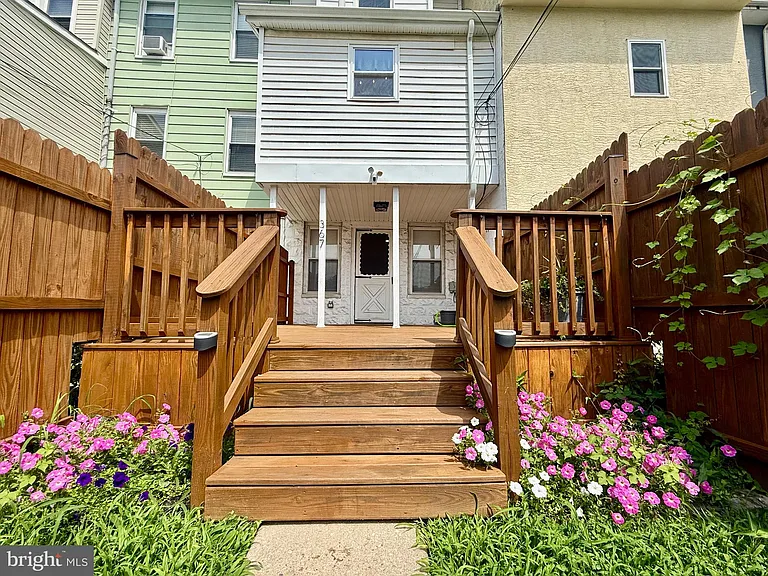 367 E Hector St — Photo 30