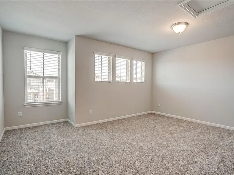 1724 W Artesian Springs Xing — Photo 8