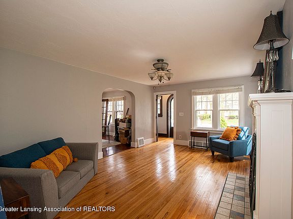 3rd image of 817 N Verlinden Ave