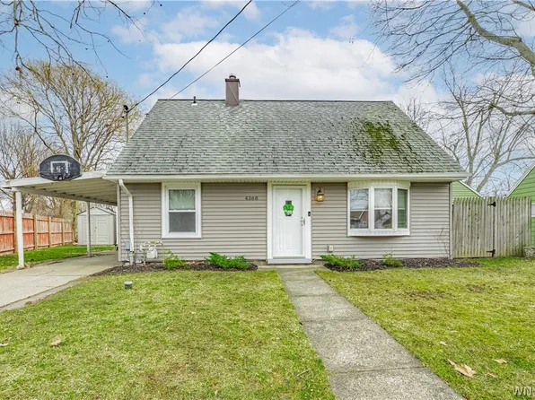 4368 Crescent Dr, Niagara Falls, NY 14305