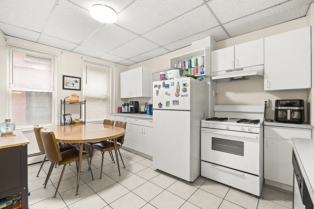 3 bed, 900 sqft, $3,600 — Photo 1