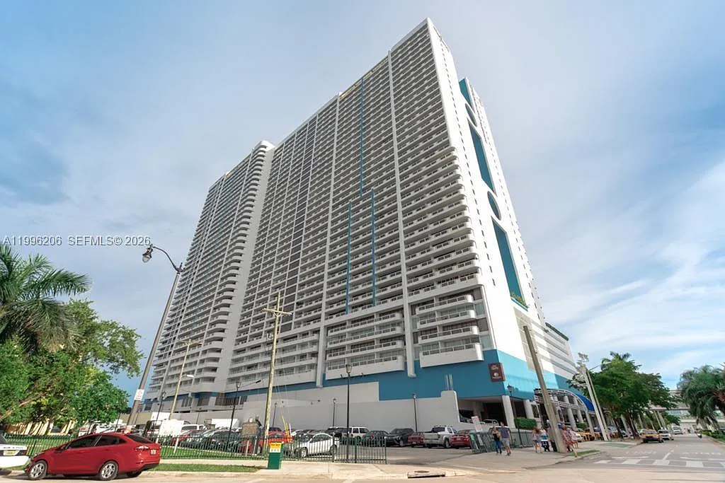 Venetia Condo — Photo 1