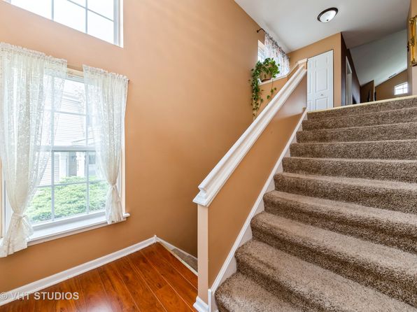 169 Concord Ln, Carol Stream, IL 60188