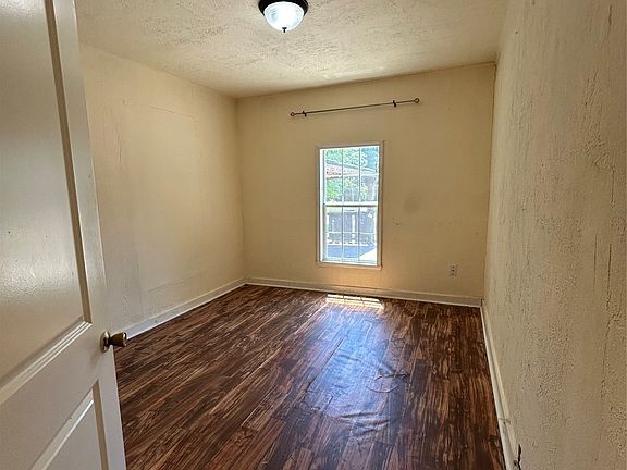 5th image of 411 Evelyn St