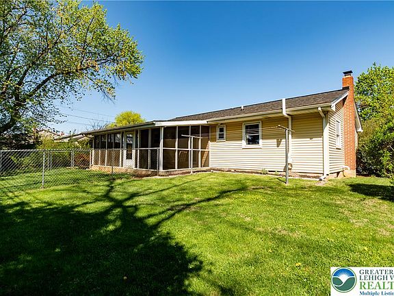 4th image of 4882 Pine Grove Cir