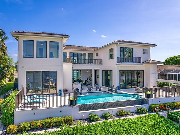 5th image of 802 Cal Cove Dr