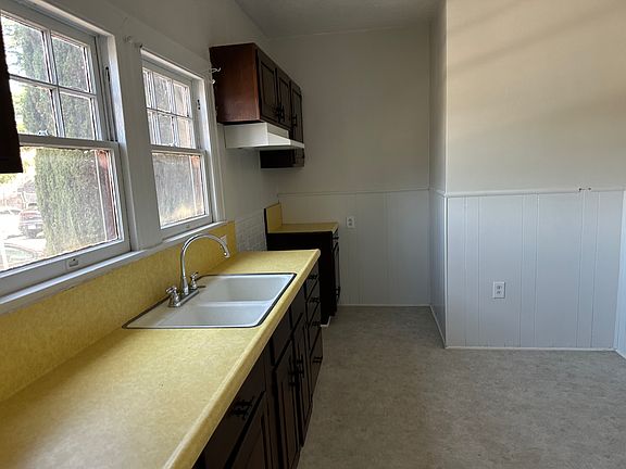 3rd image of 1315 W 22nd St #1315