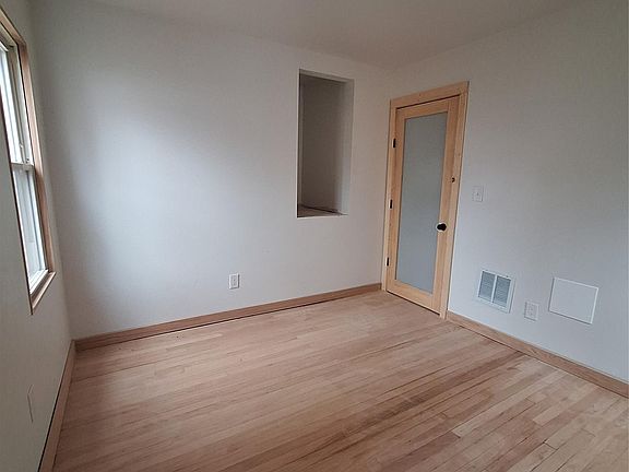 3rd image of 20472 Hull St