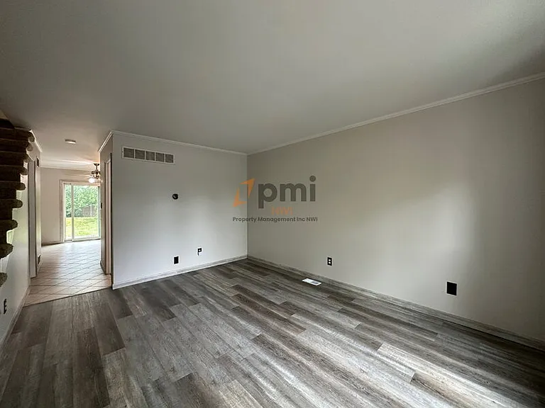 711 Wellington Dr — Photo 3