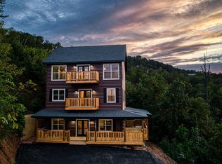 908 Crooked Ridge Rd, Gatlinburg, TN 37738