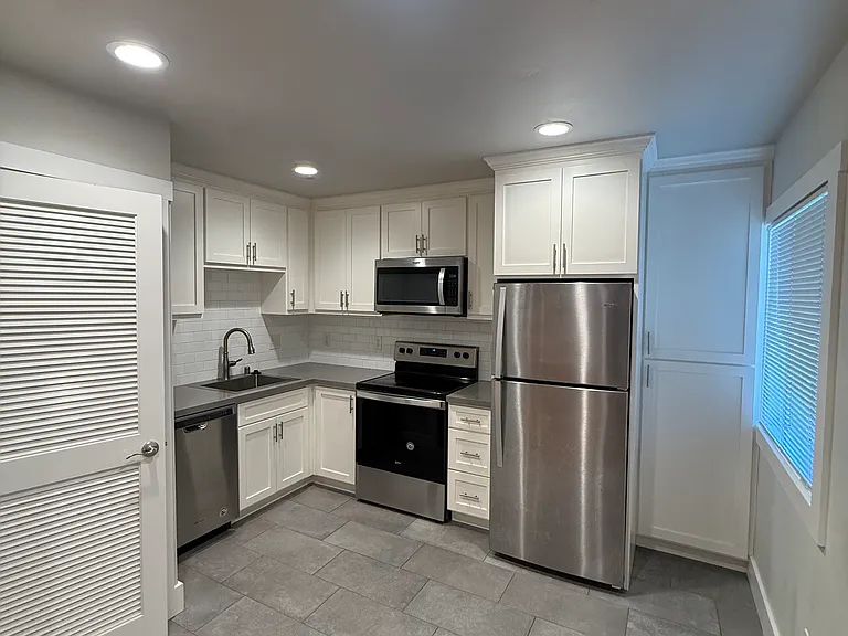 101 Lafayette Cir #17 — Photo 7