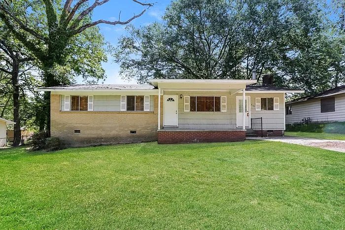 3 bed, 2.0 bath, 1352 sqft, $1,195 — Photo 1