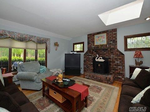 2nd image of 219 Howard St