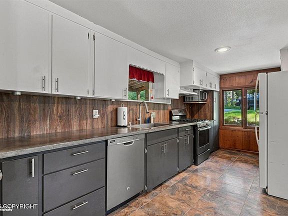 5th image of 16921 Foothill Ave
