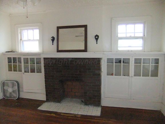 5th image of 902 Fisher St