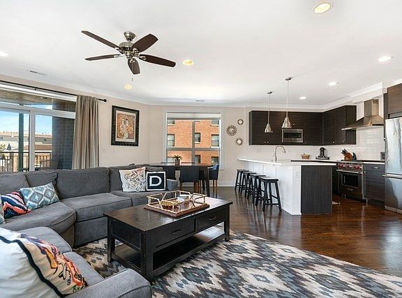 5th image of 3047 N Oakley Ave Unit 204