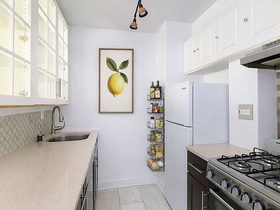 3rd image of 220 E 60th St APT 10A