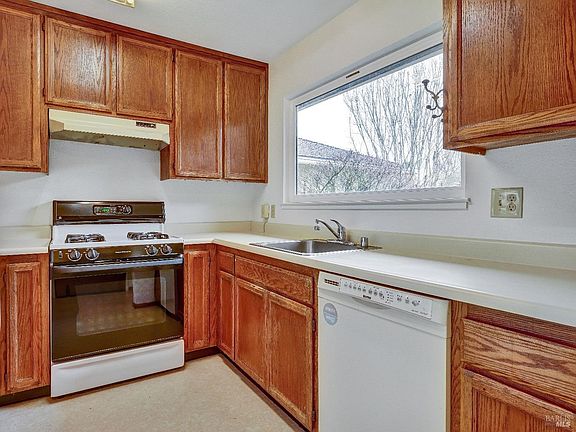 5th image of 1709 Burgundy Place N