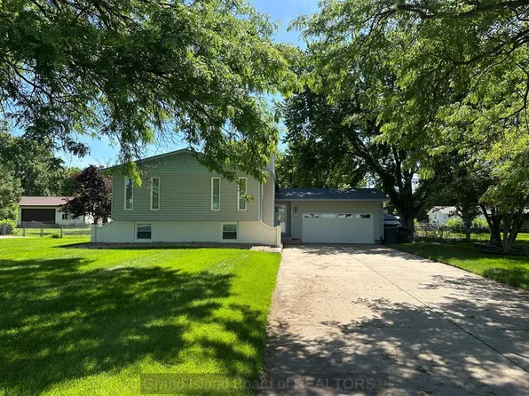 2305 N Engleman Rd, Grand Island, NE 68803