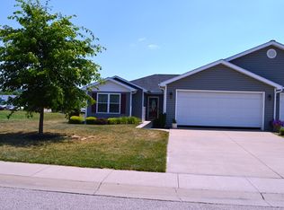 713 Oak Tree Ln, Belpre, OH 45714