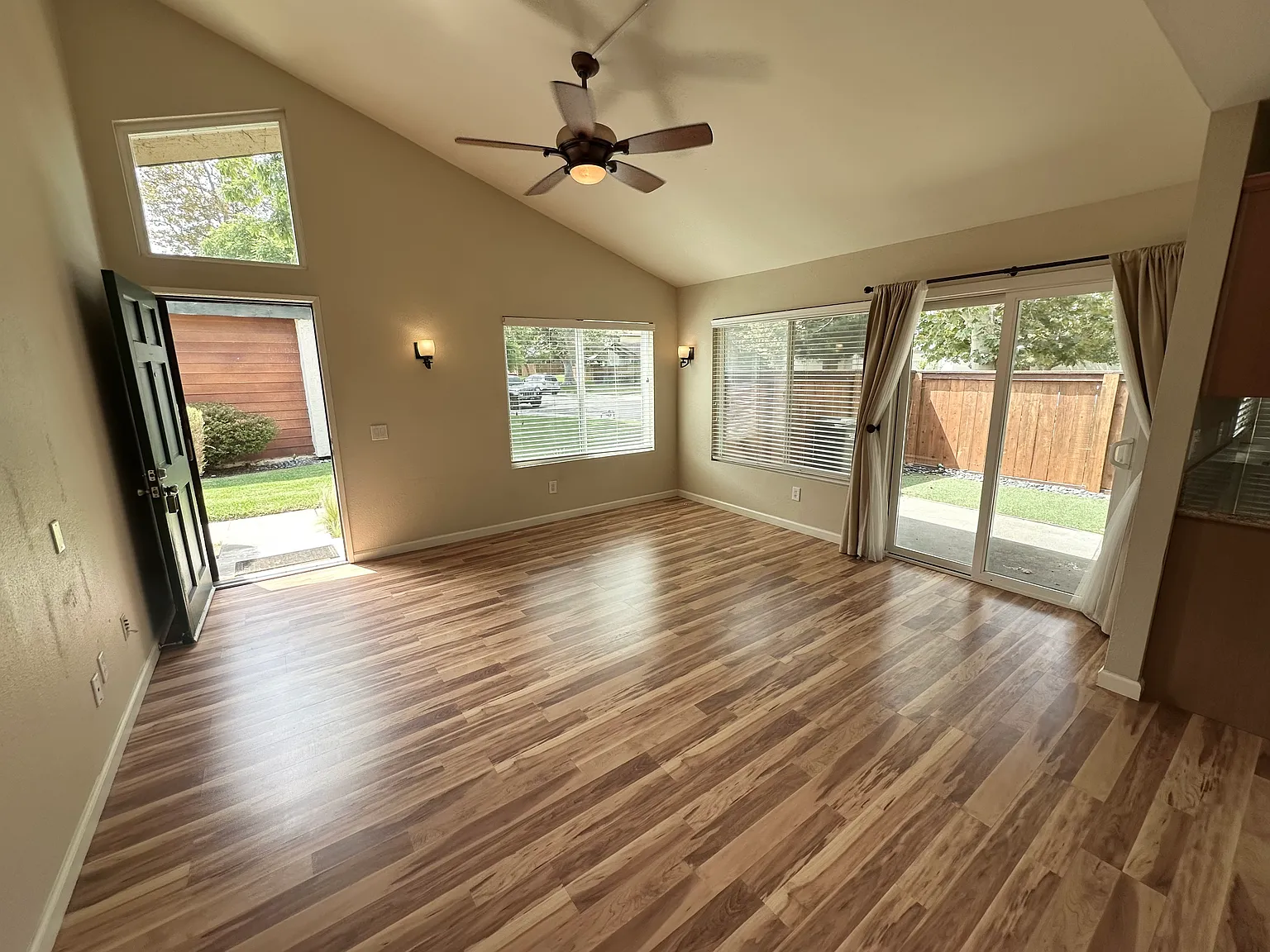 2 bed, 1091 sqft, $4,400 — Photo 3