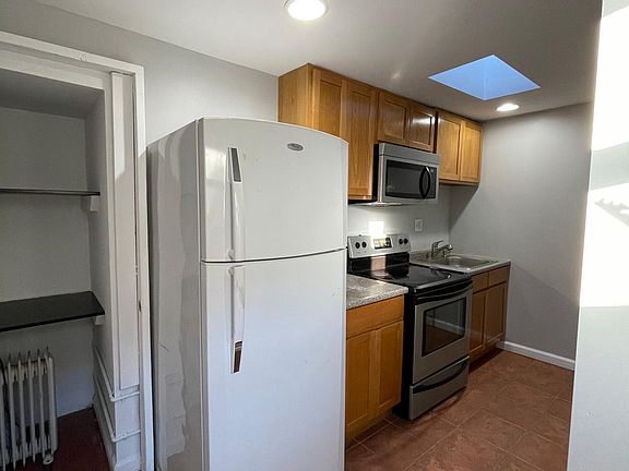 4th image of 317 S Juniper St Floor 3