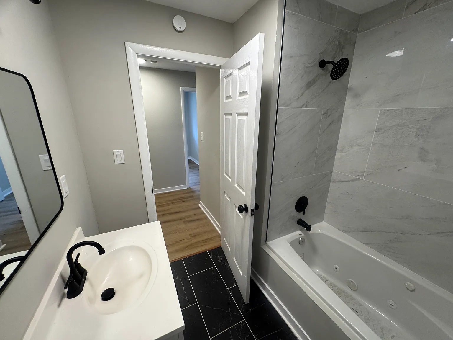 5 bed, 2.5 bath, 2500 sqft, $3,000 — Photo 2