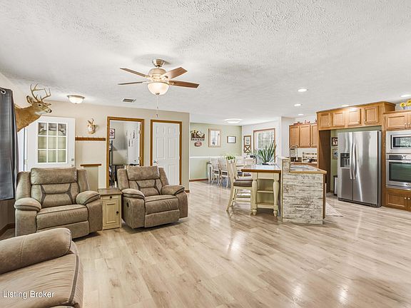 3rd image of 1585 Briar Ridge Rd