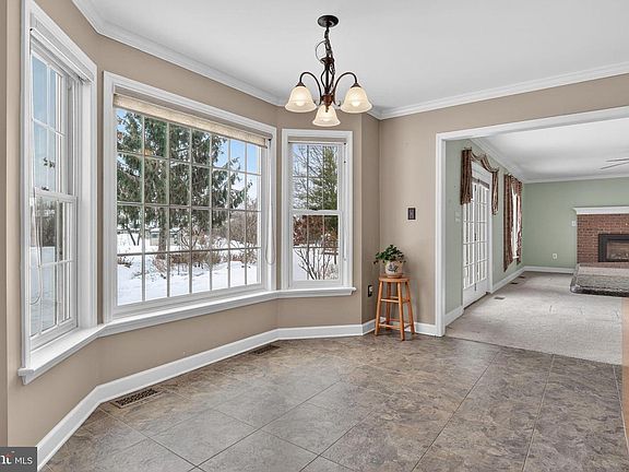 3rd image of 1240 Hambiltonian Way