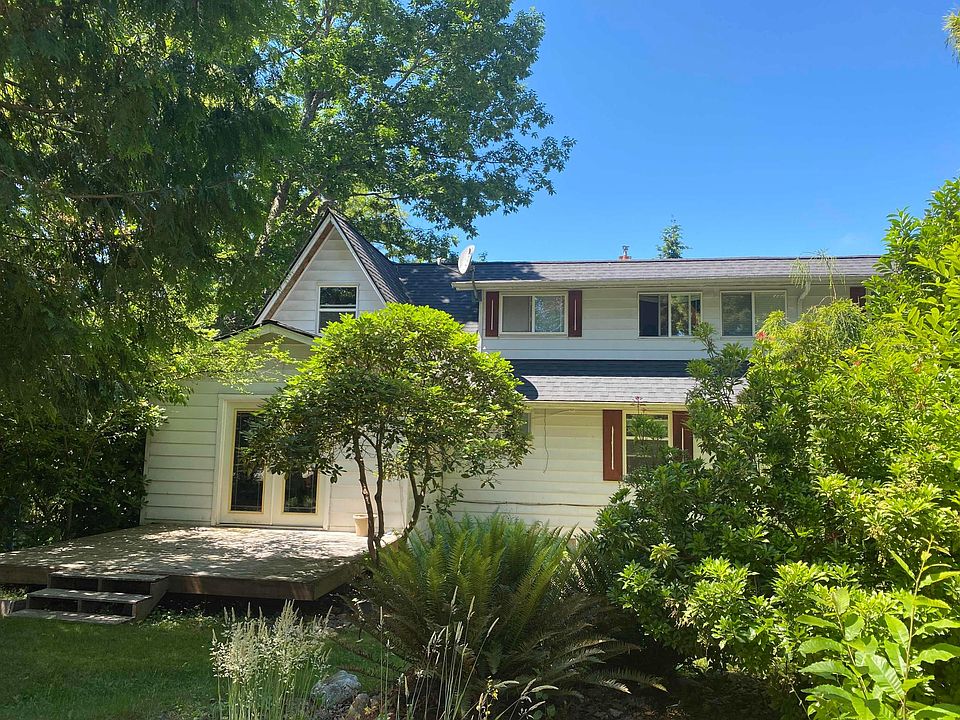 Front view of the unit. The deck is walkout deck from master bedroom.