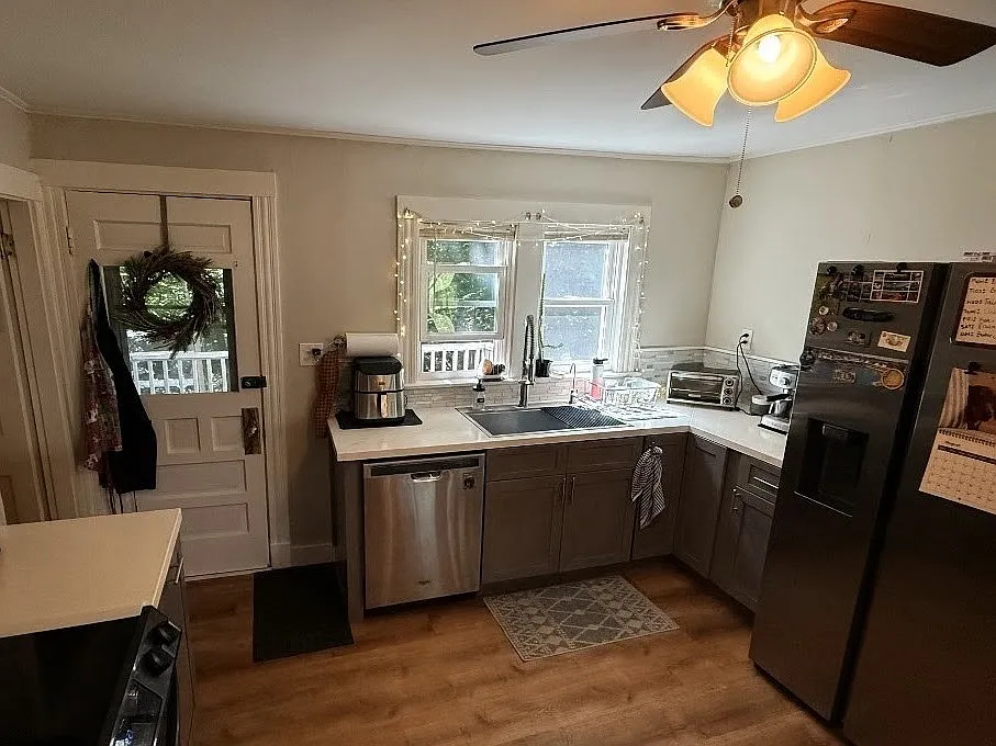 4 bed, 2100 sqft, $2,200 — Photo 4