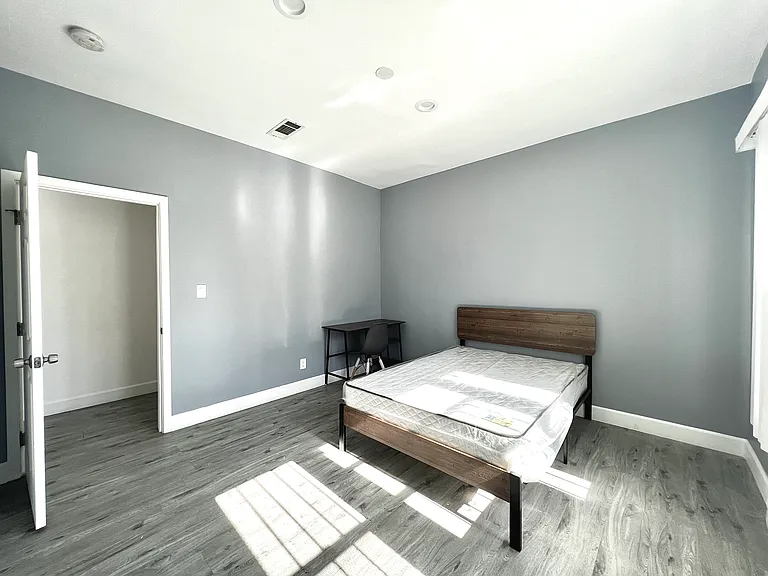 1142 W 35th St #3 — Photo 16