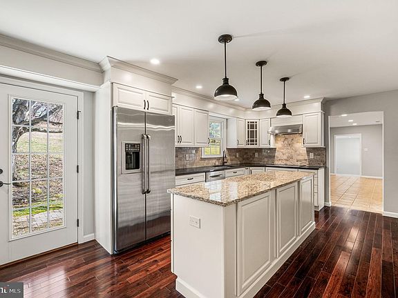 3rd image of 800 Dowlin Forge Rd