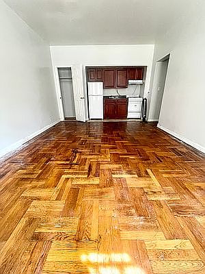 2nd image of 2121 Beekman Pl #1CC